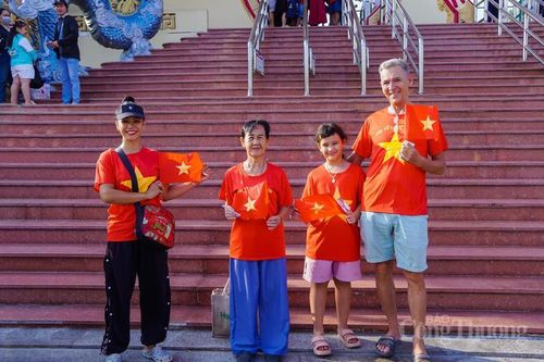 Nghỉ lễ 30/4–1/5: TP.Hồ Chí Minh bùng nổ du khách, phố phường rực sắc cờ hoa