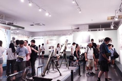 Dòng người đổ về Bảo tàng Chứng tích Chiến tranh trong kỳ nghỉ lễ