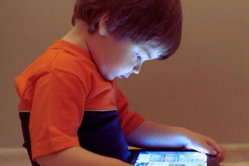 Nghiên cứu mới cảnh báo việc sử dụng màn hình quá mức có thể đang định hình lại tuổi thơ của trẻ nhỏ