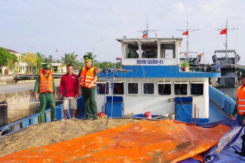 Hải đoàn Biên phòng 28 bắt giữ phương tiện vận chuyển cát trái quy định