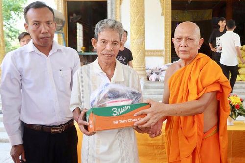 Chùa Hòn Sóc trao 150 suất quà cho người dân xã Hòn Đất