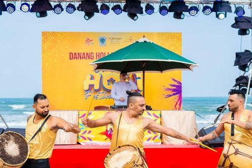 Mùa hè sôi động với khách quốc tế
