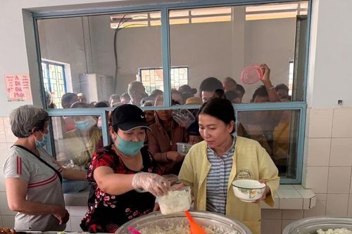 Hàng trăm phần quà, suất cơm miễn phí đến với bệnh nhân nghèo Gia Lai