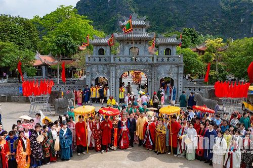 Trình diễn cổ phục tại Khu du lịch Tam Cốc Bích Động