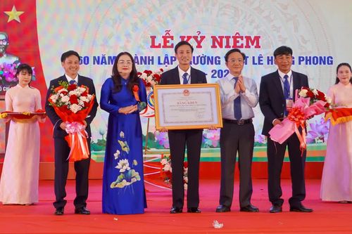 Kỷ niệm 60 năm thành lập Trường THPT Lê Hồng Phong