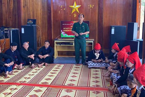Sắc chàm thắm lại bên hồ