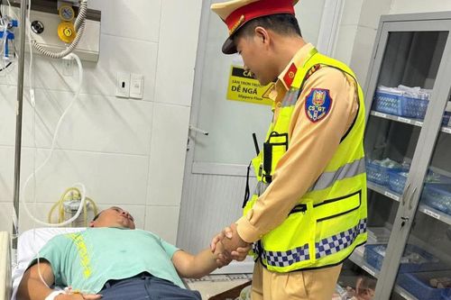 Nghệ An: CSGT kịp thời đưa lái xe đột quỵ đi cấp cứu trong đêm 30/4