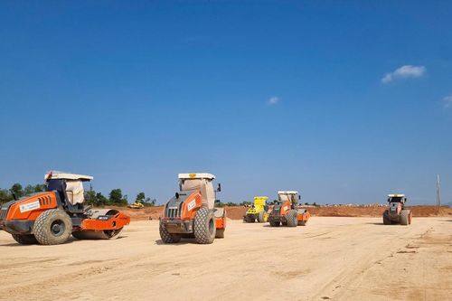 Gần 500 công nhân, kỹ sư xuyên lễ bám công trường mở rộng sân bay Phù Cát