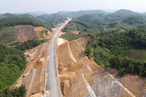 Cao tốc Tuyên Quang - Hà Giang thi công '3 ca, 4 kíp', tăng tốc về đích