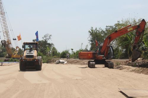 Hối hả trên công trường cao tốc Mỹ An - Cao Lãnh ngày Quốc tế Lao động 1/5