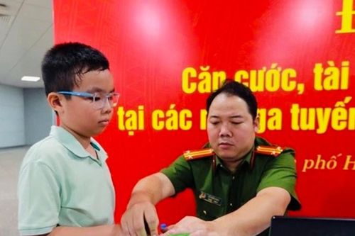 Công an TP. Hồ Chí Minh: 59 điểm làm việc xuyên lễ cấp căn cước cho học sinh cuối cấp