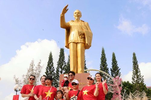 TP. Cần Thơ: Rực rỡ cờ đỏ sao vàng mừng Ngày giải phóng miền Nam