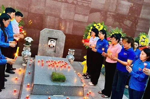 Người dân dâng hương tri ân, tưởng nhớ Tổng Bí thư Trần Phú