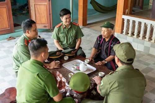 Phát huy vai trò già làng, trưởng bản trong việc giữ vững an ninh cơ sở