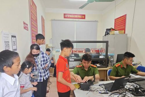 Xuyên lễ cấp căn cước, định danh điện tử cho người dân vùng cao