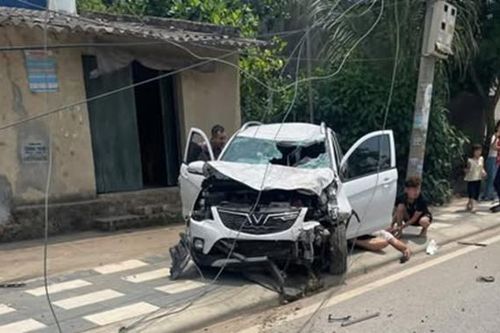 Ô tô va chạm xe máy, ba người trong một gia đình thương vong