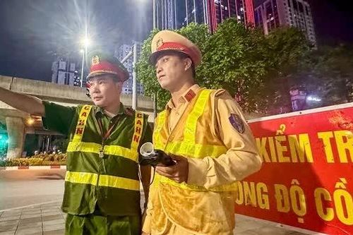 Cảnh sát cắm chốt xuyên đêm xử lý tài xế vi phạm nồng độ cồn