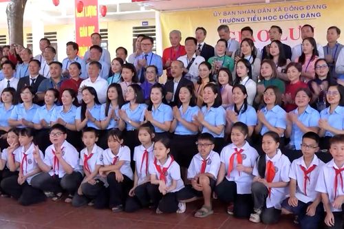 Tấm lòng kiều bào gửi tới học sinh vùng biên