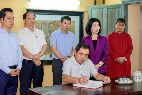 Lãnh đạo Thành phố dâng hương tưởng niệm Tổng Bí thư Trần Phú