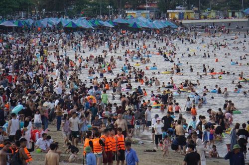 Phà Đồng Bài (Cát Bà) quá tải, bãi biển Đồ Sơn đông nghịt người ngay ngày đầu kỳ nghỉ lễ