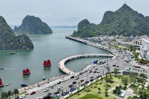 Ngày thứ 2 kỳ nghỉ lễ 30/4-1/5, du khách vẫn ùn ùn đổ về Quảng Ninh