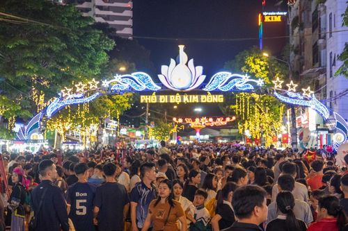 'Chạm vào dòng chảy hòa bình' tại phố đi bộ Kim Đồng