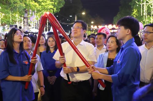 Chương trình nghệ thuật 'Chạm vào dòng chảy hòa bình' và thả đèn hoa đăng trên sông Bằng Giang
