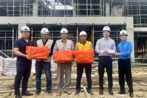 Thăm, động viên công nhân thi công các dự án trường nội trú liên cấp