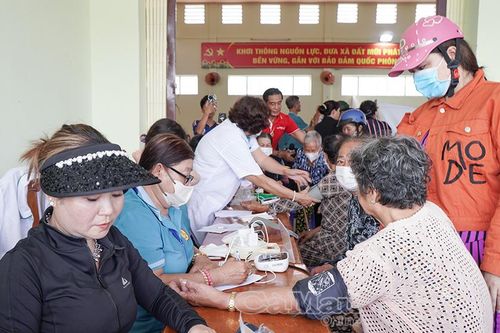 Khám bệnh, cấp thuốc miễn phí cho người dân xã Đất Mũi