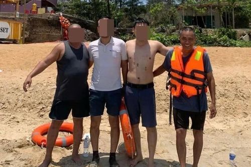 4 du khách tắm biển Cửa Tùng bị sóng lớn cuốn ra xa, may mắn được cứu sống kịp thời