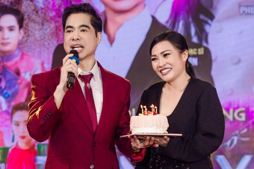 Ngọc Sơn làm một điều khiến Phương Thanh xúc động trước 10.000 khán giả