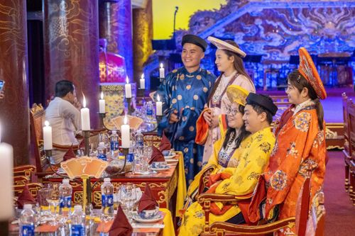Du khách xúng xính áo dài vào Đại nội Huế trải nghiệm 'Dạ yến Hoàng cung'