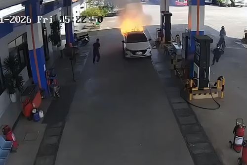 Khoảnh khắc ô tô bốc cháy ngùn ngụt ở cây xăng khiến 2 người tử vong