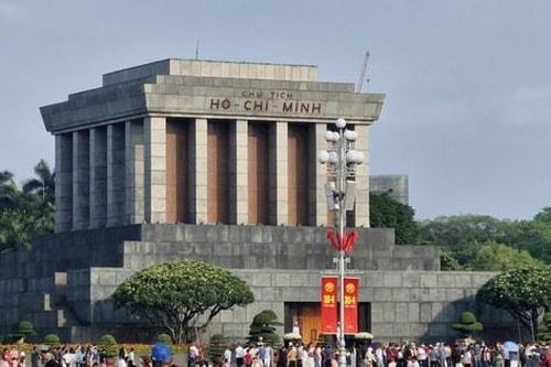 Du khách nô nức về Thủ đô dịp lễ 30/4 - 1/5