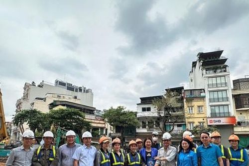 Công đoàn thăm, tặng quà công nhân thi công công trình bể điều tiết ngầm chợ Hàng Da