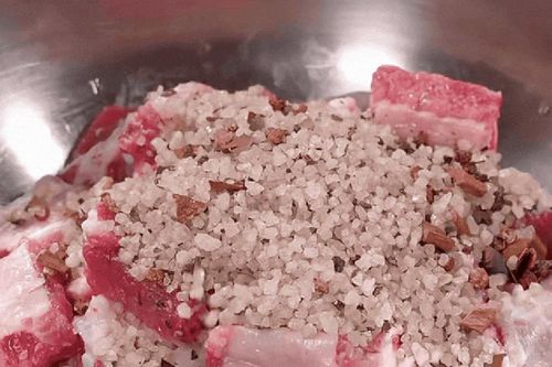 Đừng đem sườn đi xào chua ngọt nữa, thử ngay cách luộc ủ muối này đảm bảo cả nhà vét sạch nồi