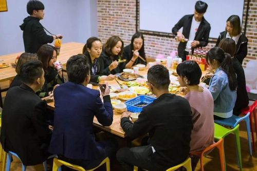 Sau buổi họp lớp, tôi nhận ra mình đã hiểu sai về 'giàu có' suốt 10 năm