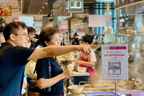 Hàng ăn, quán nước chật kín khách xếp hàng dịp nghỉ lễ 30/4 – 1/5/2026