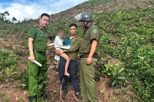 Từ dấu vết nghi vấn, tìm thấy bé gái 10 tuổi bị lạc trong rừng