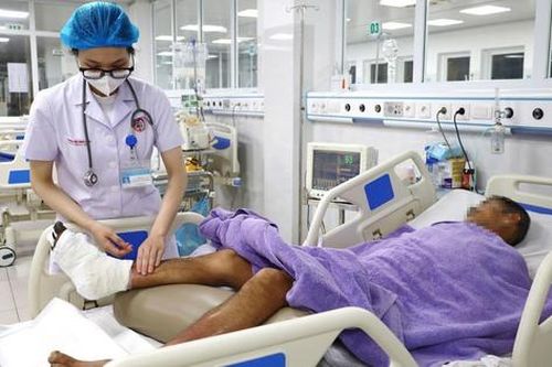 Tự ý bôi cao nóng vào vết xước, người đàn ông bị nhiễm trùng huyết nặng
