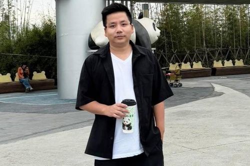 Khoa Pug đáp trả khi bị nói 'phá sản vẫn đi chơi'