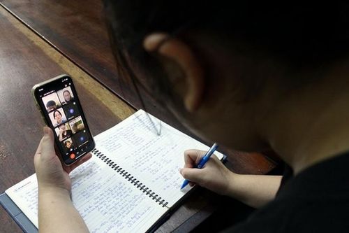 Chính phủ hỗ trợ 400.000 smartphone cho hộ nghèo, hộ cận nghèo từ 30/4