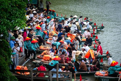 Bỏ cuộc đi thuyền Tràng An vì quá đông