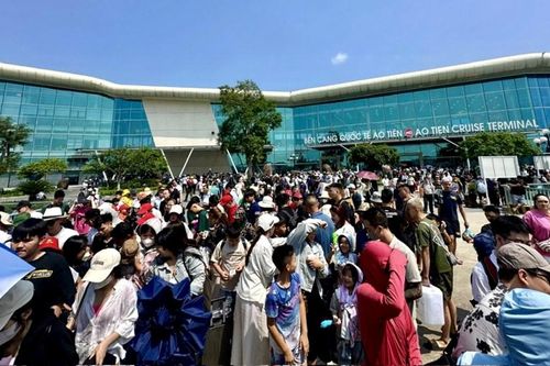 Quảng Ninh 'tăng nhiệt' kỳ nghỉ lễ đón 600.000 lượt khách trong 2 ngày
