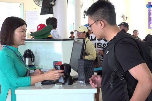 Du khách tấp nập đổ về tuyến Sa Kỳ - Lý Sơn trong những ngày nghỉ lễ