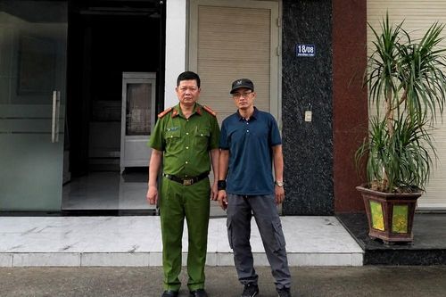 Người đàn ông lao vào biển lửa cứu 2 người mắc kẹt ở Thanh Hóa