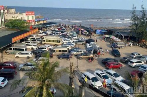 Hưng Yên: Hàng nghìn lượt người đổ về tắm biển tại Cồn Vành