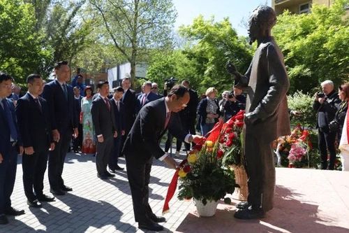 Đại sứ quán Việt Nam tại Hungary tổ chức nhiều hoạt động tôn vinh cuộc đời và sự nghiệp vĩ đại của Chủ tịch Hồ Chí Minh