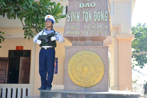 Dưới tán bàng vuông, nghe chuyện lính đảo