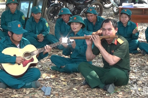 Nở hoa trên thao trường nắng gió biên giới